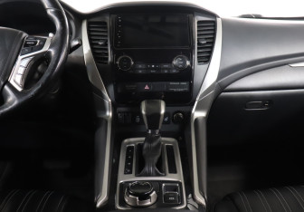 Подержанный автомобиль Mitsubishi Pajero Sport 2019 года (14 фото)