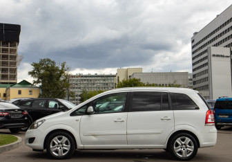 Подержанный автомобиль Opel Zafira Compactvan 2013 года (6 фото)