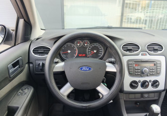 Подержанный автомобиль Ford Focus Hatchback 2007 года (13 фото)