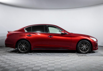 Подержанный автомобиль Infiniti Q50 2015 года (4 фото)