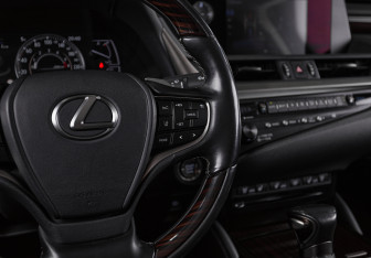 Подержанный автомобиль Lexus ES 2020 года (19 фото)