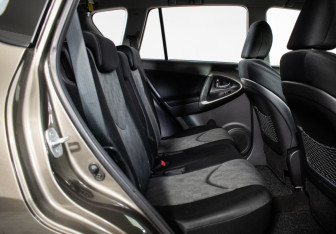 Подержанный автомобиль Toyota RAV4 2011 года (9 фото)