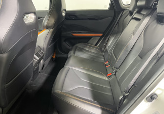 Подержанный автомобиль Changan UNI-V 2023 года (10 фото)