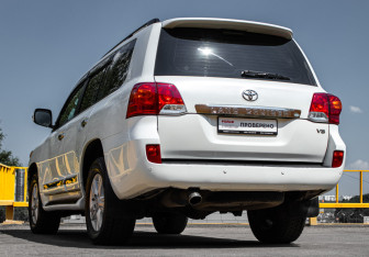 Подержанный автомобиль Toyota Land Cruiser Suv 2015 года (6 фото)
