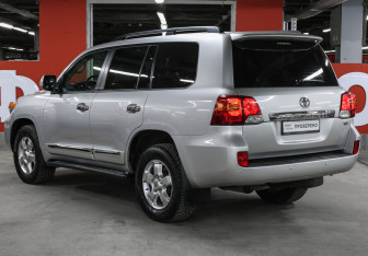 Подержанный автомобиль Toyota Land Cruiser Suv 2012 года (7 фото)