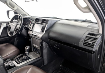 Подержанный автомобиль Toyota Land Cruiser Prado 2018 года (10 фото)