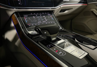 Подержанный автомобиль Audi A8 2020 года (13 фото)