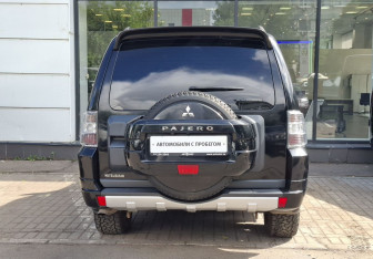 Подержанный автомобиль Mitsubishi Pajero 2011 года (6 фото)