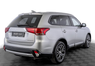 Подержанный автомобиль Mitsubishi Outlander 2017 года (5 фото)