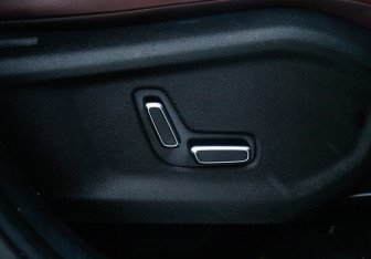 Подержанный автомобиль Geely Monjaro 2023 года (10 фото)