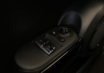 Подержанный автомобиль MINI Hatch 2019 года (14 фото)