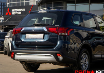 Подержанный автомобиль Mitsubishi Outlander 2021 года (19 фото)