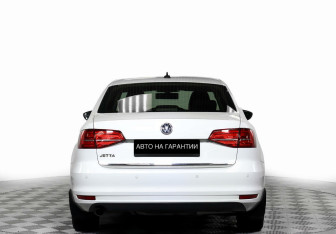 Подержанный автомобиль Volkswagen Jetta Sedan 2017 года (6 фото)