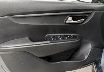 Подержанный автомобиль Kia Rio Sedan 2017 года (11 фото)