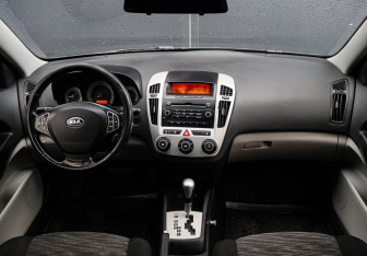 Подержанный автомобиль Kia Ceed Hatchback 2009 года (9 фото)