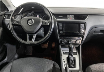 Подержанный автомобиль Skoda Octavia Liftback 2016 года (12 фото)