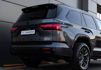 Подержанный автомобиль Toyota Sequoia 2022 года (26 фото)