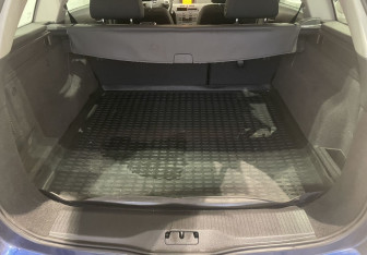 Подержанный автомобиль Opel Astra Wagon 2011 года (13 фото)