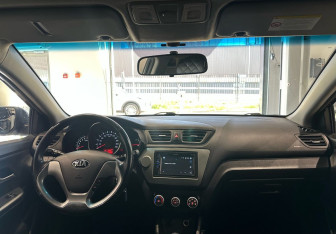 Подержанный автомобиль Kia Rio Sedan 2015 года (14 фото)