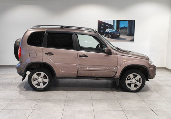 Подержанный автомобиль Chevrolet Niva 2015 года (4 фото)