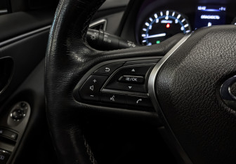 Подержанный автомобиль Infiniti Q50 2017 года (25 фото)