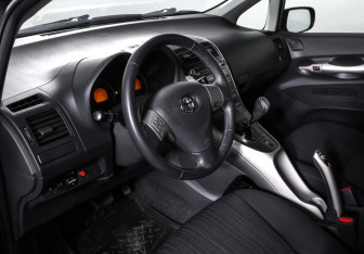 Подержанный автомобиль Toyota Auris Hatchback 2007 года (15 фото)