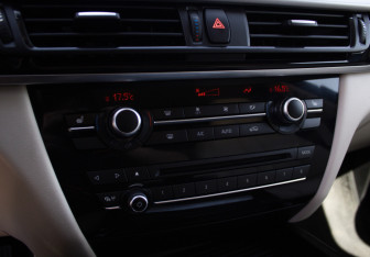 Подержанный автомобиль BMW X5 2015 года (22 фото)