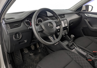 Подержанный автомобиль Skoda Octavia Liftback 2020 года (15 фото)