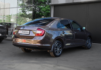 Подержанный автомобиль Skoda Rapid Liftback 2017 года (4 фото)