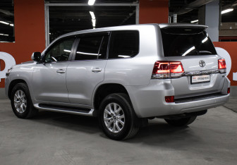 Подержанный автомобиль Toyota Land Cruiser Suv 2015 года (7 фото)