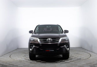 Подержанный автомобиль Toyota Fortuner 2018 года (2 фото)