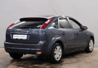 Подержанный автомобиль Ford Focus Hatchback 2005 года (7 фото)