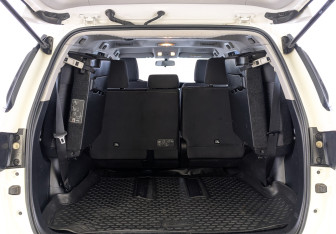 Подержанный автомобиль Toyota Fortuner 2021 года (10 фото)