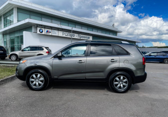 Подержанный автомобиль Kia Sorento 2012 года (8 фото)