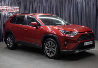 Подержанный автомобиль Toyota RAV4 2021 года (3 фото)