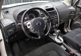 Подержанный автомобиль Nissan X-Trail 2014 года (16 фото)