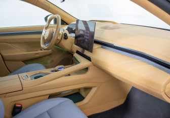 Подержанный автомобиль Zeekr 001 2024 года (9 фото)