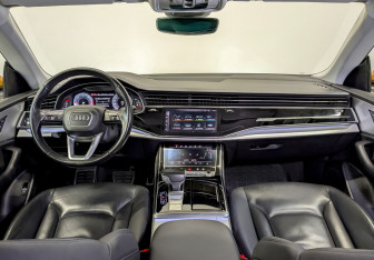 Подержанный автомобиль Audi Q8 2019 года (13 фото)