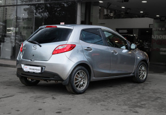 Подержанный автомобиль Mazda Demio 2011 года (4 фото)