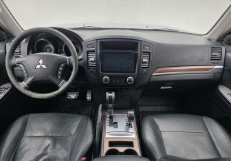 Подержанный автомобиль Mitsubishi Pajero 2008 года (12 фото)