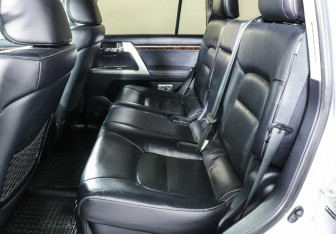Подержанный автомобиль Toyota Land Cruiser Suv 2012 года (12 фото)
