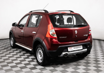 Подержанный автомобиль Renault Sandero 2011 года (7 фото)