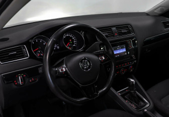 Подержанный автомобиль Volkswagen Jetta Sedan 2017 года (10 фото)
