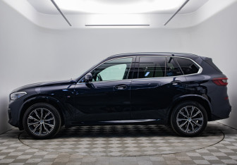 Подержанный автомобиль BMW X5 2021 года (2 фото)
