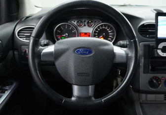 Подержанный автомобиль Ford Focus Sedan 2009 года (12 фото)