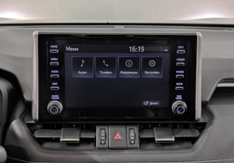 Подержанный автомобиль Toyota RAV4 2021 года (17 фото)