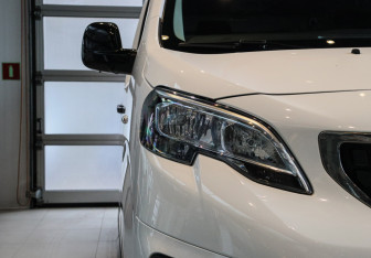 Подержанный автомобиль Peugeot Traveller 2021 года (23 фото)