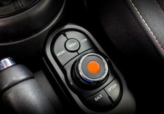 Подержанный автомобиль MINI Hatch 2021 года (24 фото)