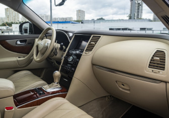 Подержанный автомобиль Infiniti QX70 2014 года (15 фото)