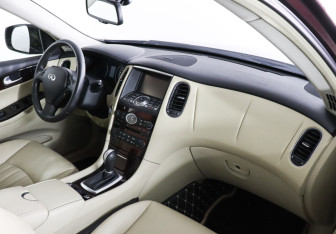 Подержанный автомобиль Infiniti QX50 2016 года (10 фото)